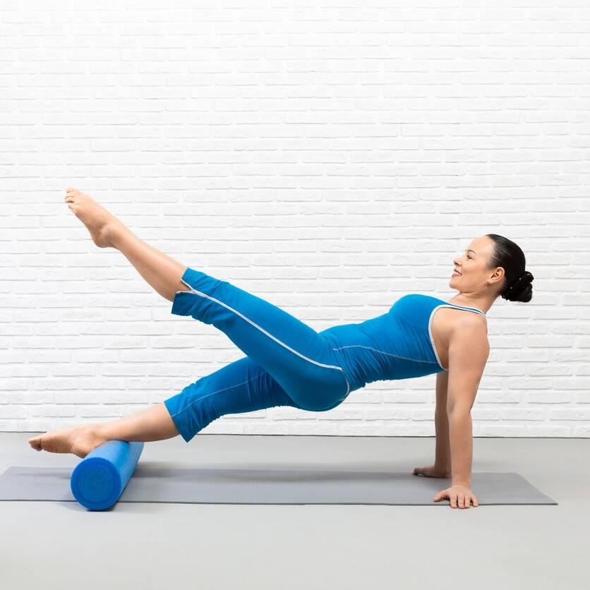 Donna che svolge esercizi di ginnastica