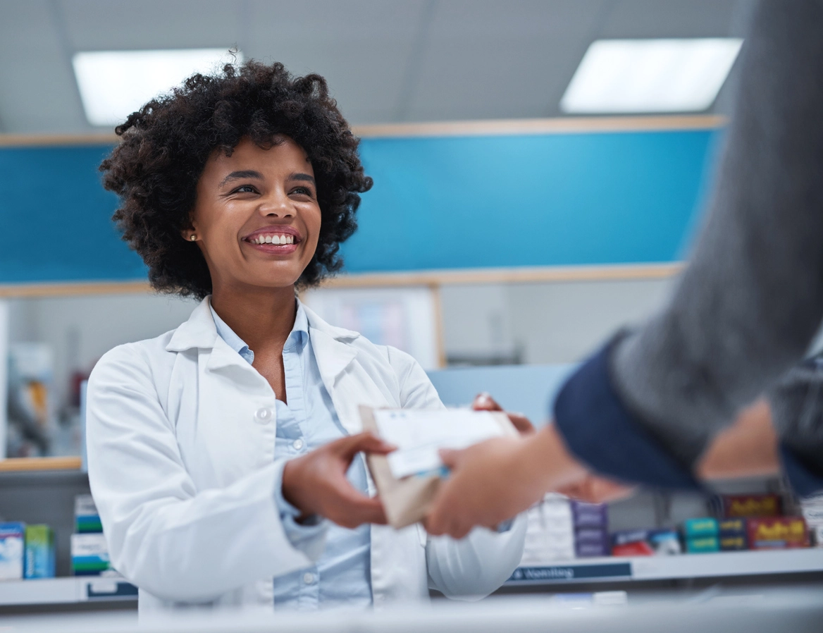 Farmacista che consegna dei medicinali