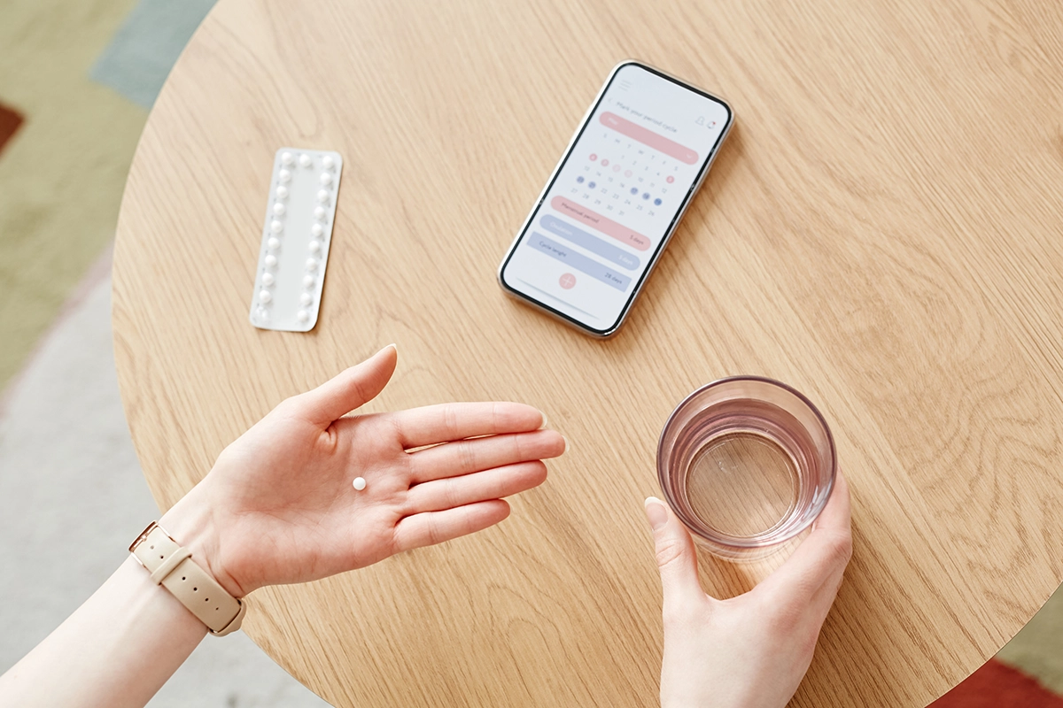 Donna che prende la pillola anticoncezionale