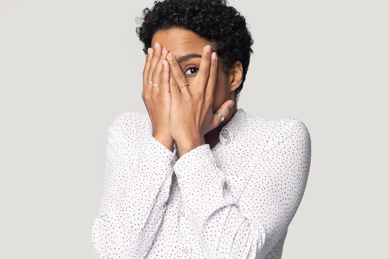 Donna che si copre la faccia