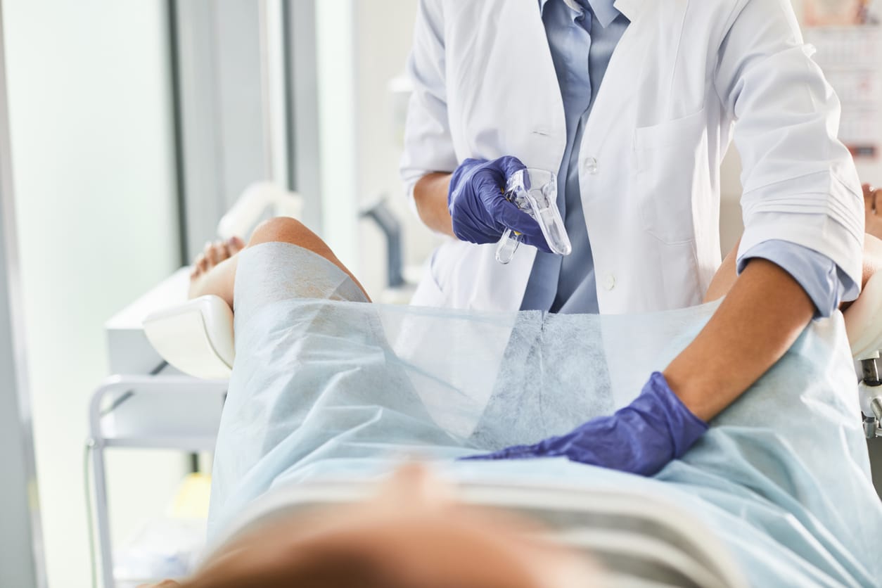 Ginecologo che esegue una visita ginecologica alla paziente